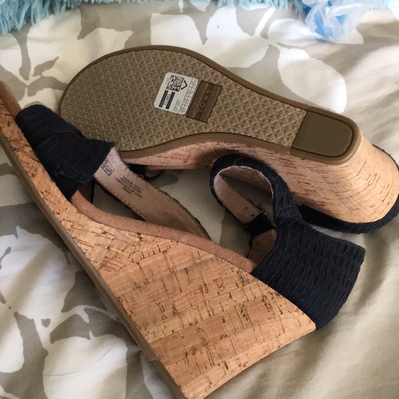 New never worn Toms 3 1/2 inch cork heel - Picture 2 of 4